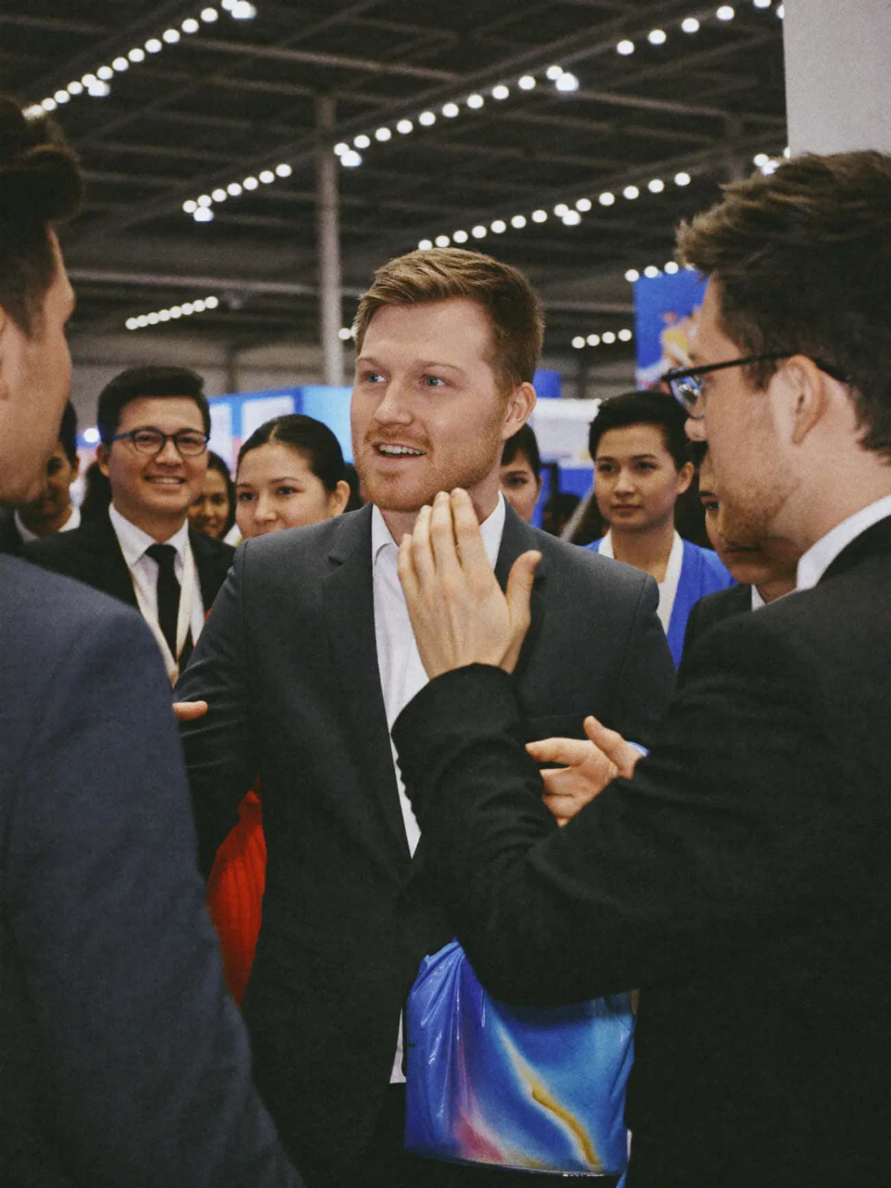 Bram in gesprek met leveranciers op de Canton Fair in China