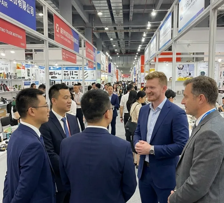 Bram in gesprek met leveranciers op een vakbeurs in China