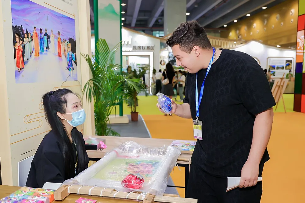 Inkoper bekijkt producten op de Canton Fair in Guangzhou