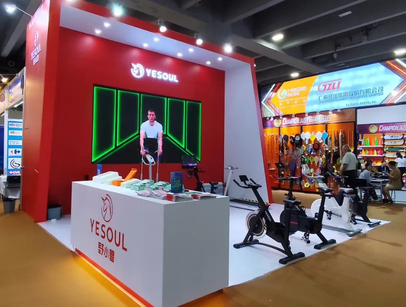 YESOUL-fitnessapparatuur op een stand van de Canton Fair