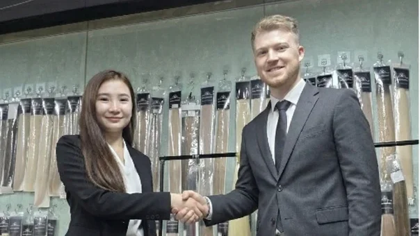 Handdruk met een fabrikant van hair extensions in China