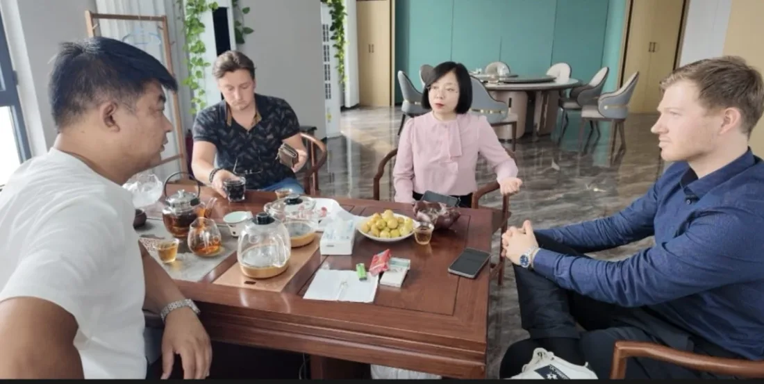 Overleg met een Chinese fabrikant aan de theetafel