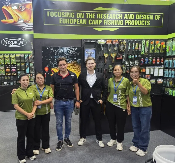 Bram van der Wielen op de hengelsportbeurs in China
