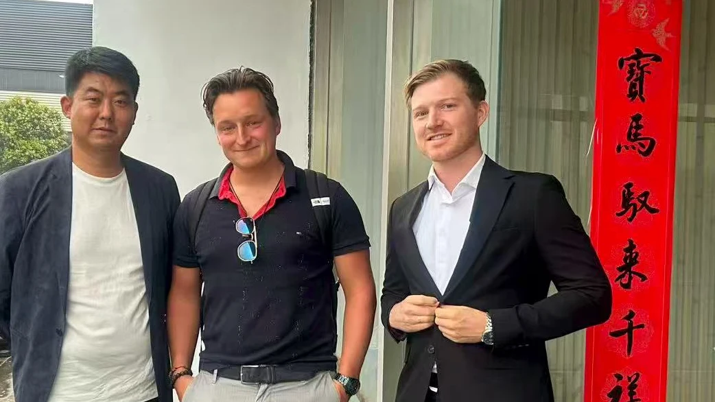 Bram van der Wielen bij een fabrieksbezoek in China voor het karpervissysteem