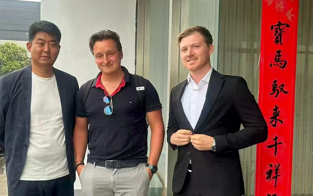 Bram van der Wielen bij een fabrieksbezoek in China voor het karpervissysteem