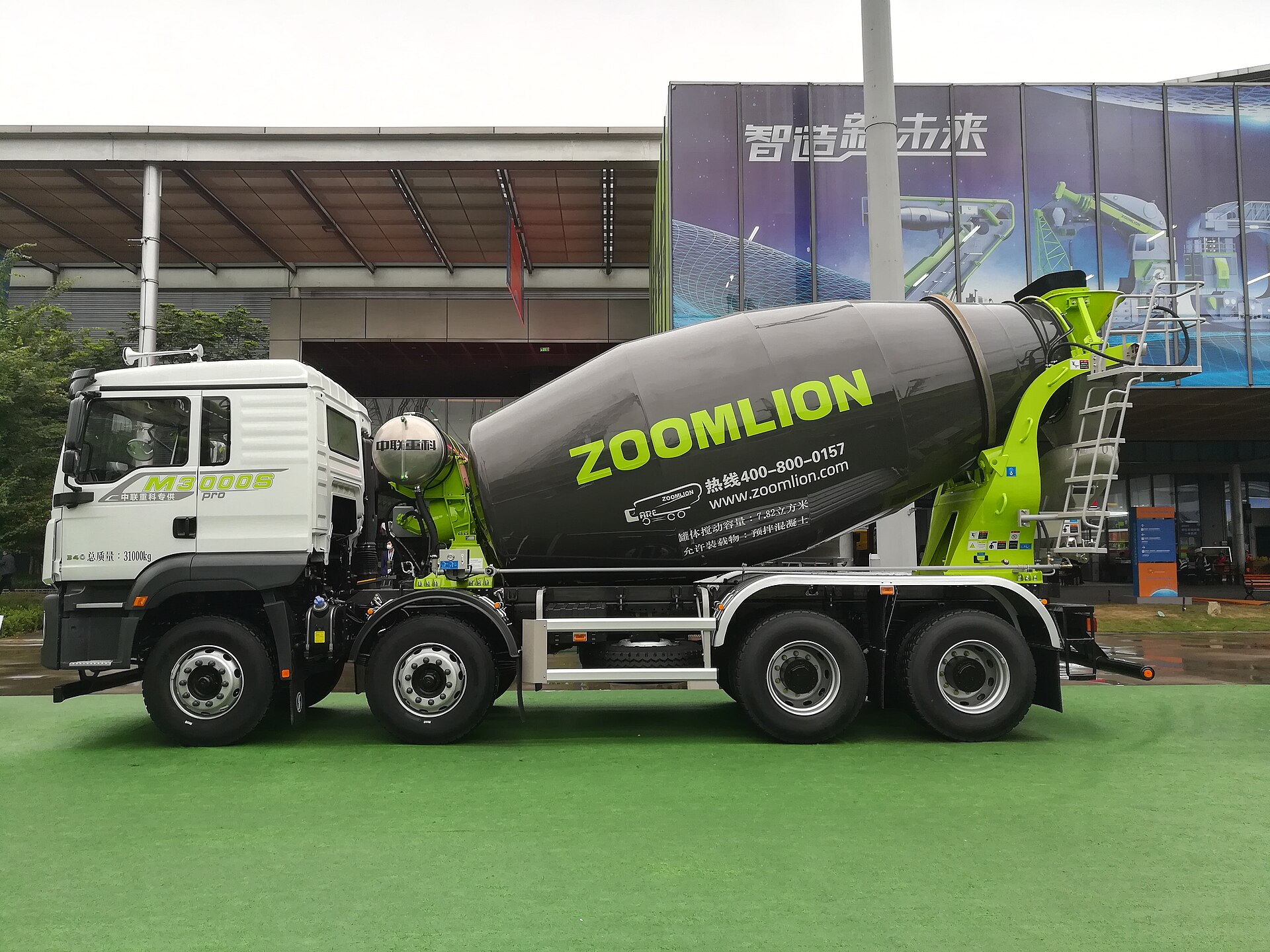 Zoomlion M3000S betonmixer truck op een beurs