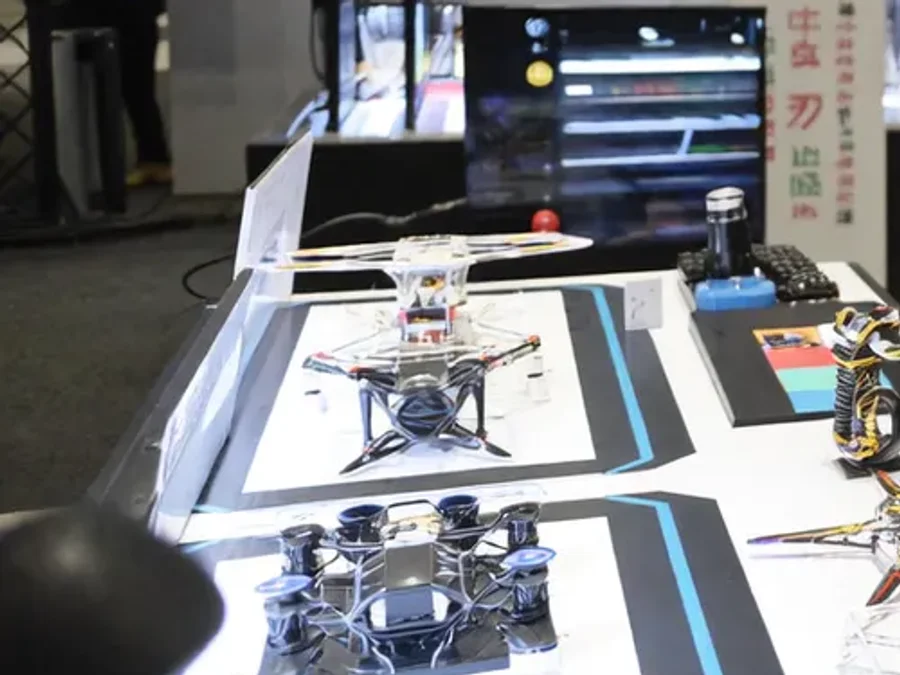 Drones uitgestald op een technologiebeurs in Shenzhen