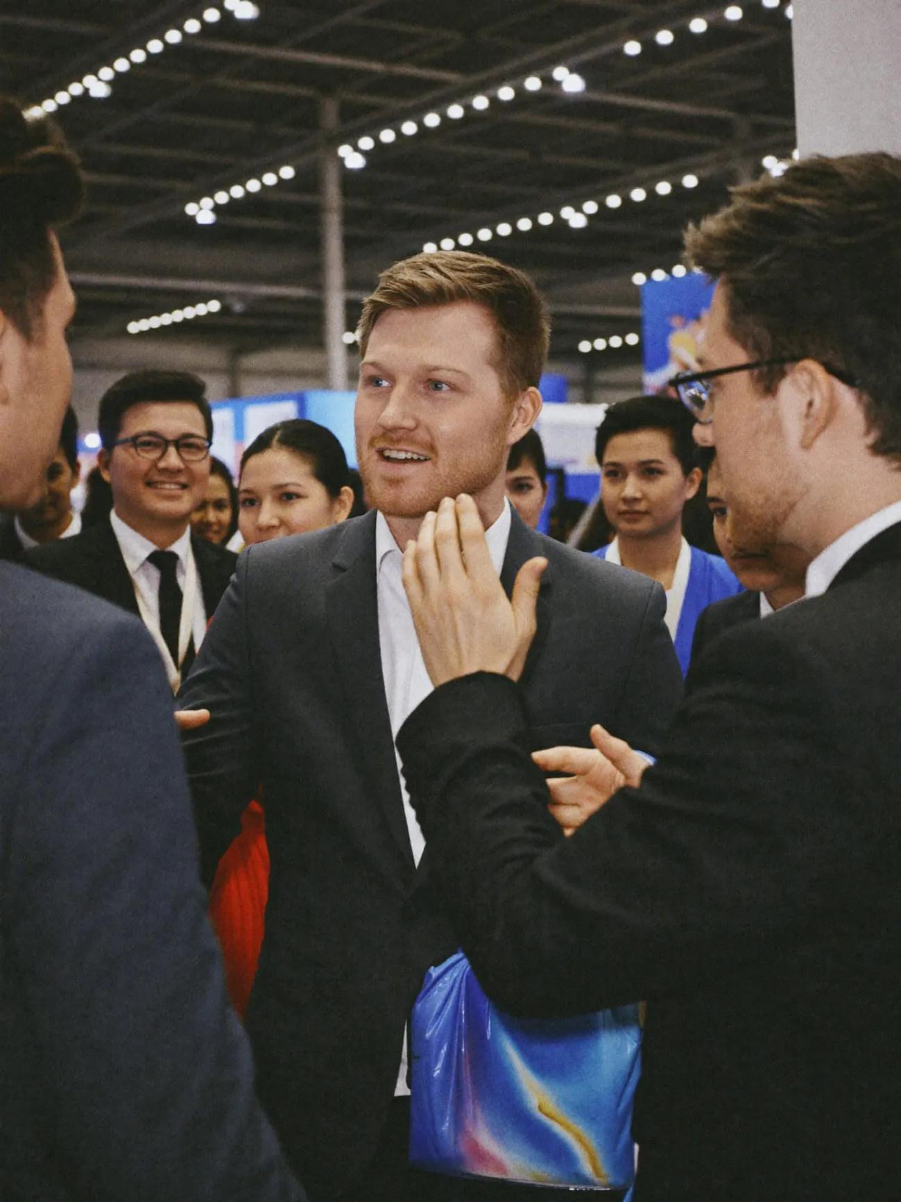 Bram van der Wielen, oprichter van VanderWielen Imports, in gesprek op de Canton Fair in Guangzhou