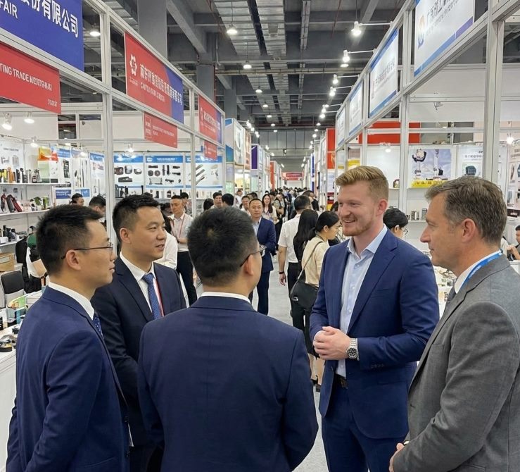 Onderhandeling met leveranciers op de beurs in Guangzhou
